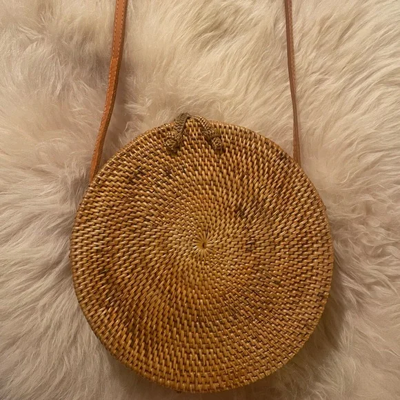 Great for Summer: Woven Circle Crossbody Bag - Picture 3 of 7